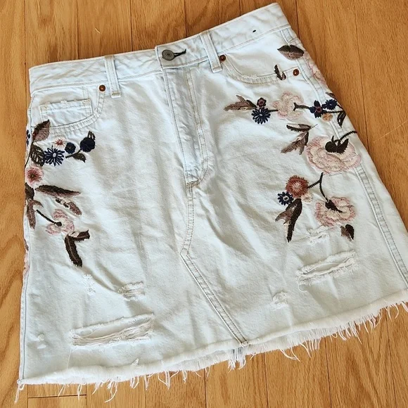 Abercrombie & Fitch Floral Embroidered Mini Skirt - Picture 1 of 10